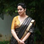 Miya George Instagram - Black goes with every colour .. Right Saree @amyraonline @femy_antony__ styling @sabarinathk_ 📸 @pranavraaaj