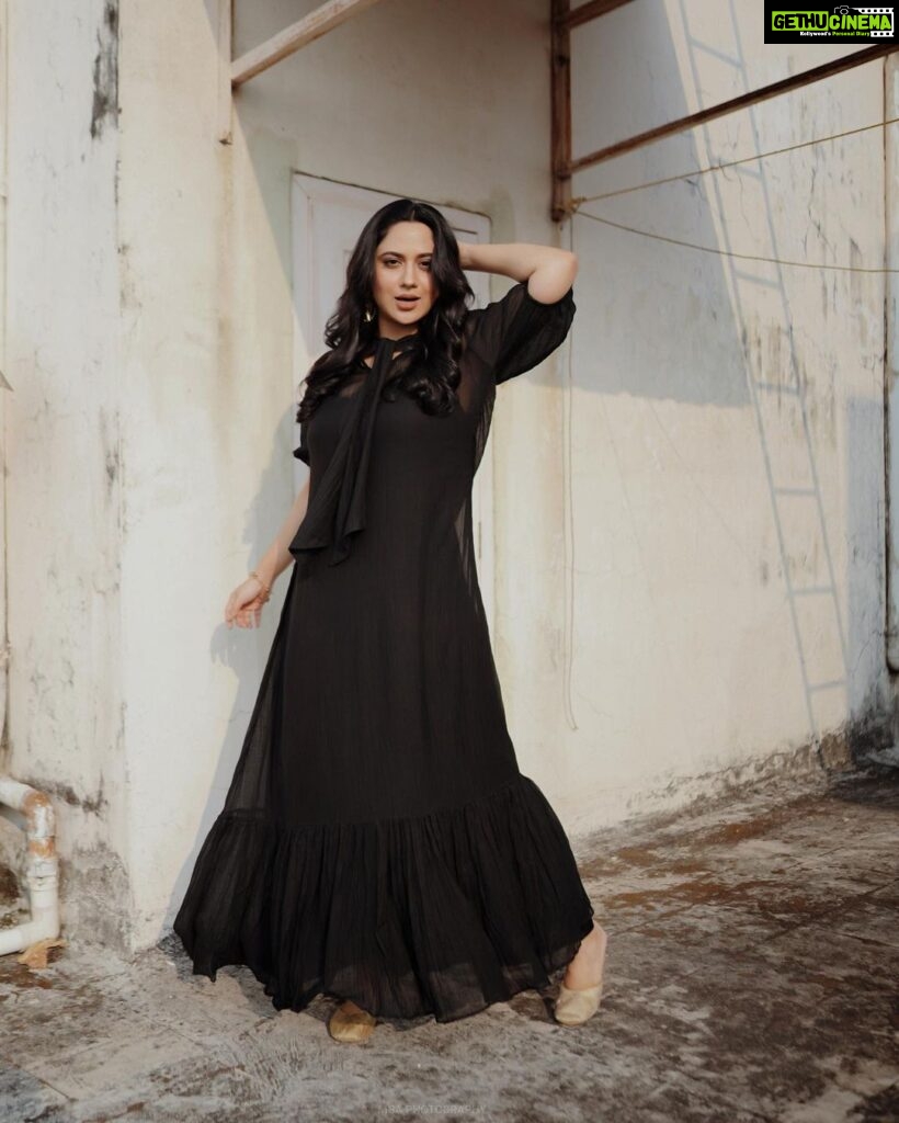 Miya George Instagram - Black to me is an emotion,an attitude and above all Real,which I was able to express to the best Styling @sabarinathk_ Photography by @merin__georg Dress @lisdesigns.in Mua @amal_ajithkumar Jewelry @adorebypriyanka