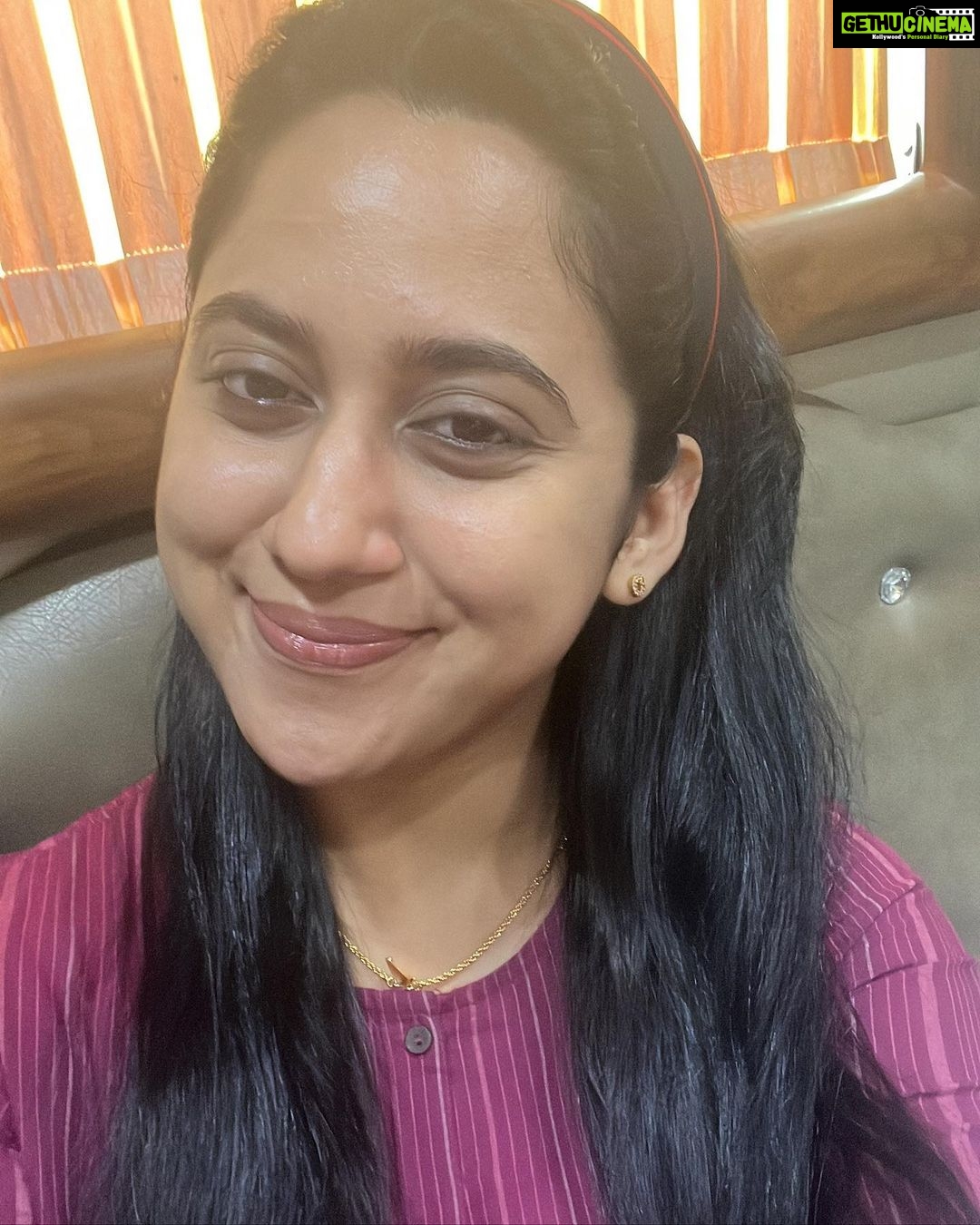 Miya George Instagram - Kurachu selfies orumichu ittal kuzhappam undo? Ellallo lle...😜