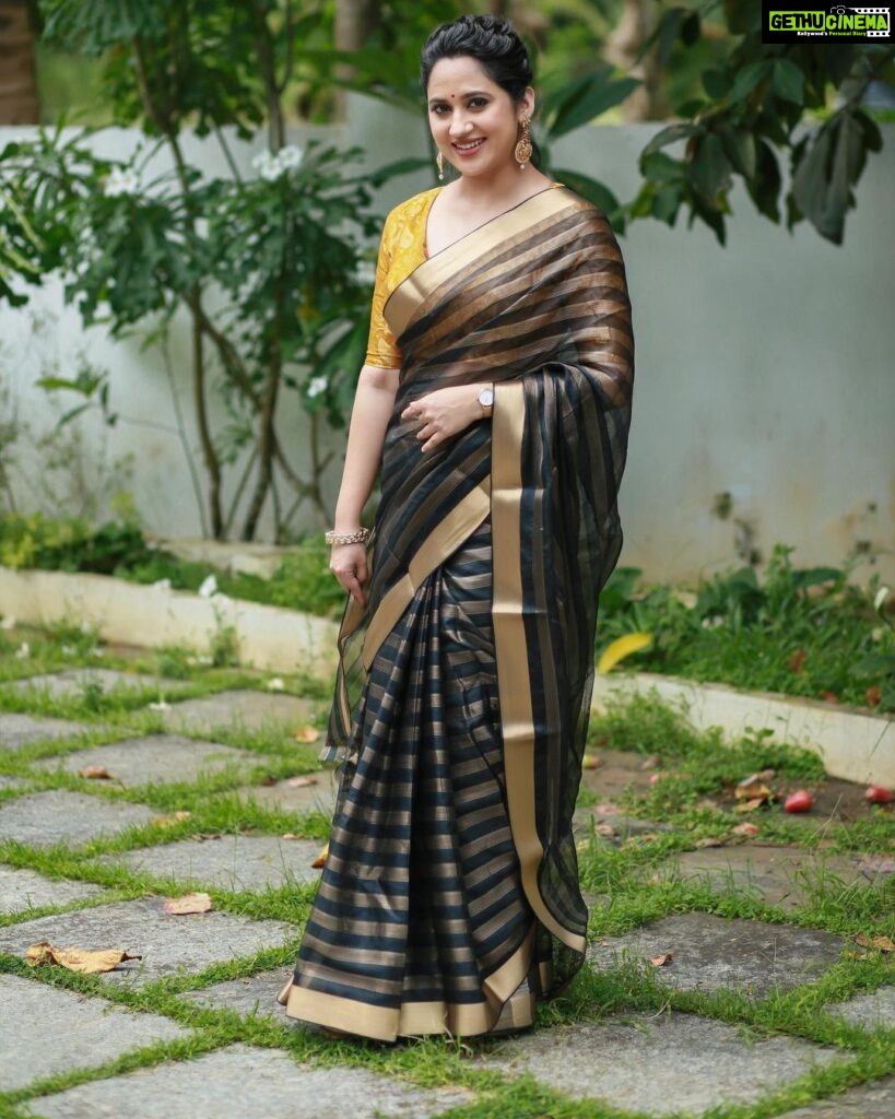 Miya George Instagram - Black goes with every colour .. Right Saree @amyraonline @femy_antony__ styling @sabarinathk_ 📸 @pranavraaaj