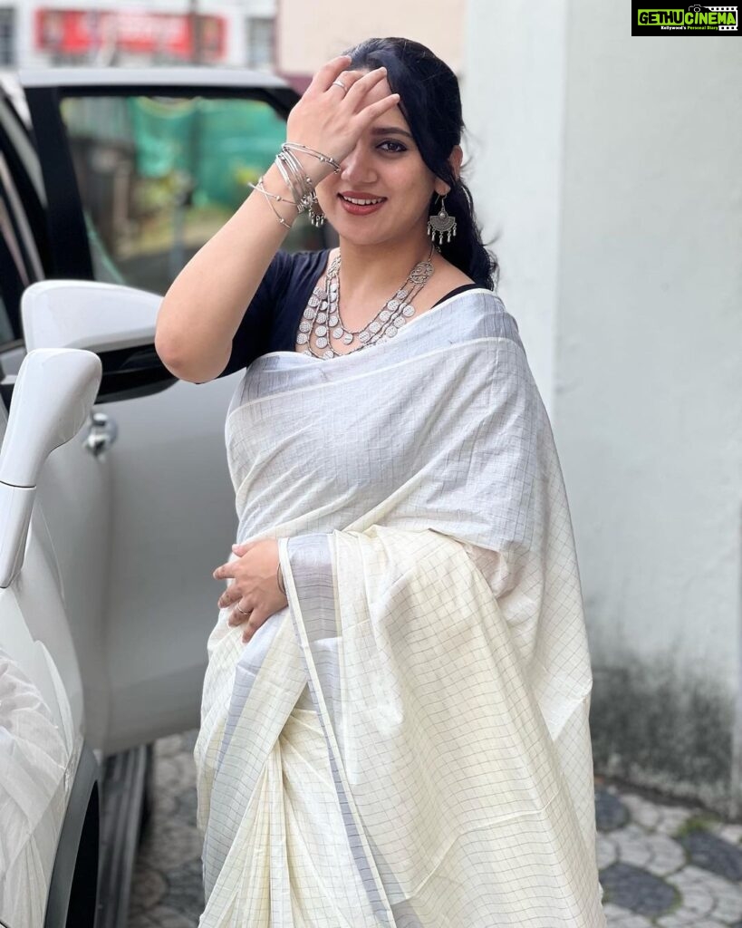 Miya George Instagram - Clicking pics are mandatory when I m in Saree📸 Thanks to hus😝