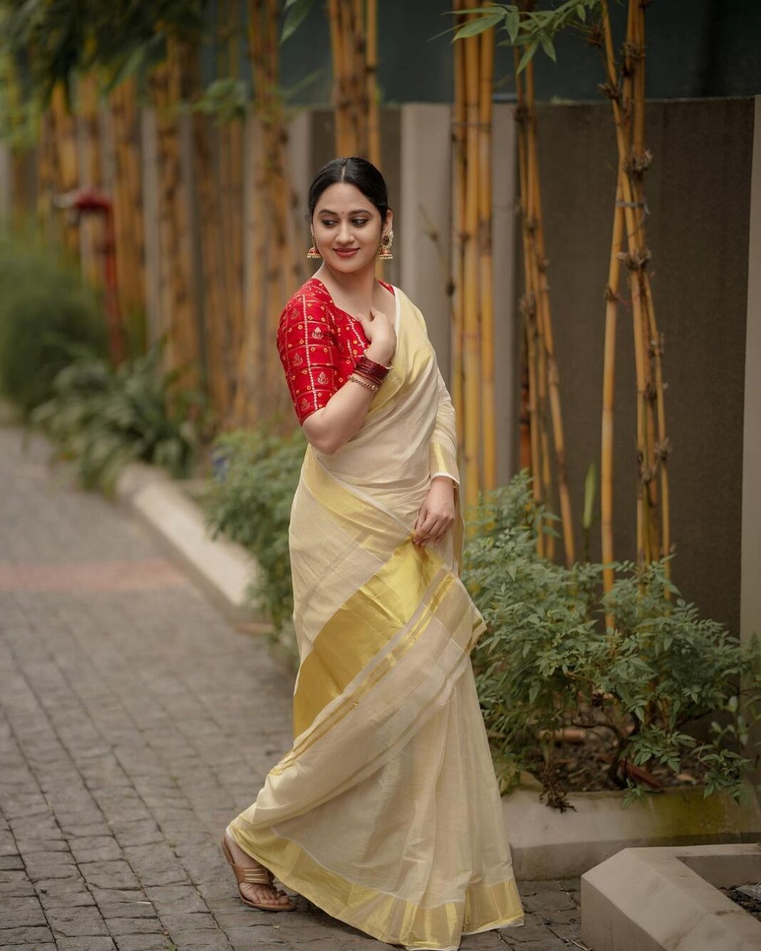 Miya George Instagram - എല്ലാവർക്കും ഹൃദയം നിറഞ്ഞ ഓണാശംസകൾ♥️