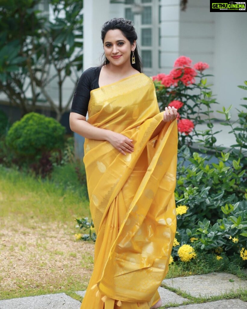 Miya George Instagram - 🌼🌼ഉത്രാടദിനാശംസകൾ 🌼🌼 saree @amyraonline MUA @femy_antony__ styling @sabarinathk_ 📸 @pranavraaaj