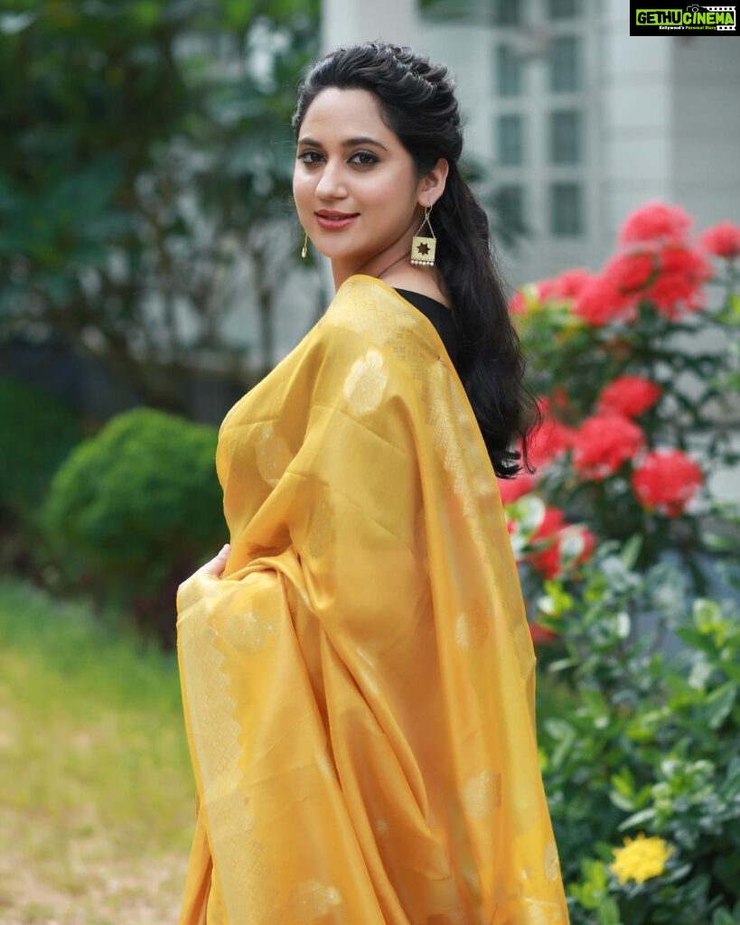 Miya George Instagram - 🌼🌼ഉത്രാടദിനാശംസകൾ 🌼🌼 saree @amyraonline MUA @femy_antony__ styling @sabarinathk_ 📸 @pranavraaaj