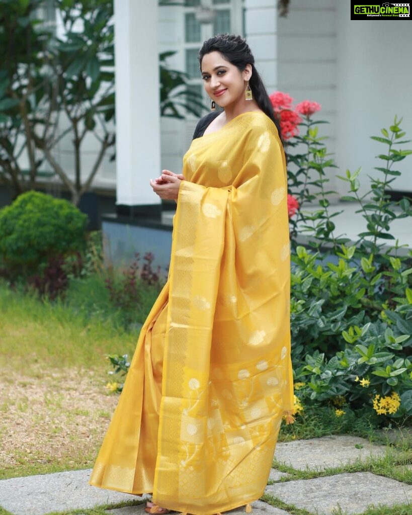 Miya George Instagram - 🌼🌼ഉത്രാടദിനാശംസകൾ 🌼🌼 saree @amyraonline MUA @femy_antony__ styling @sabarinathk_ 📸 @pranavraaaj