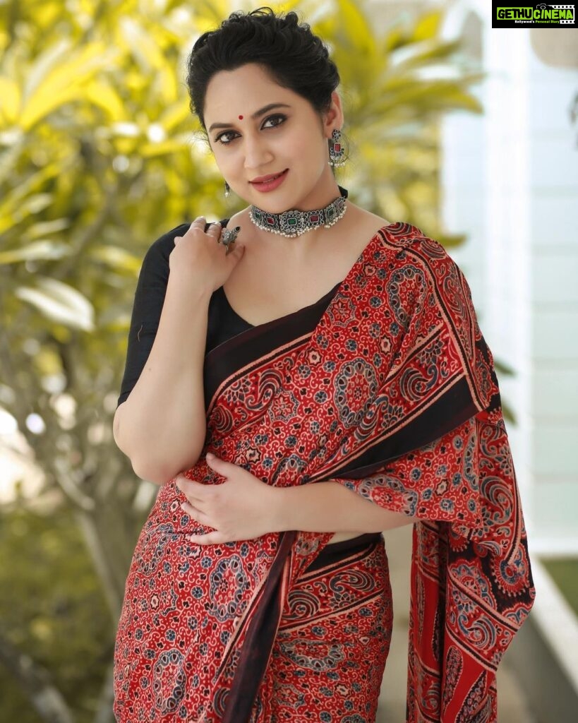 Miya George Instagram - Totally Indian vibe I hope 🥰. Saree by @amyraonline @femy_antony__ @pranavraaaj @sabarinathk_ @mayoorajewelerydesigns