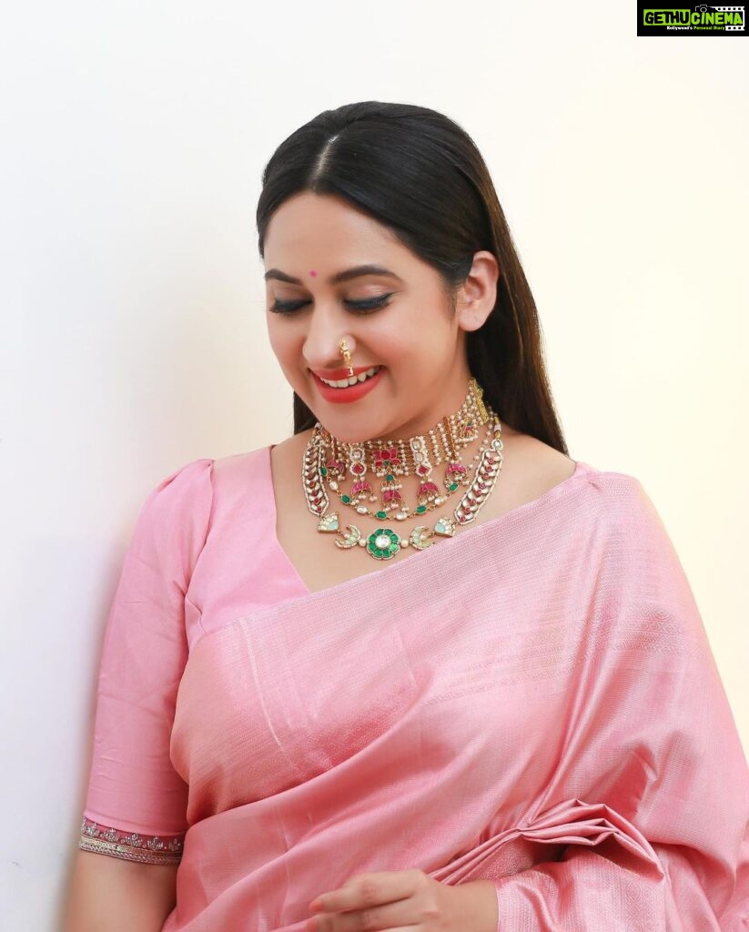 Miya George Instagram - Right amount of jewelry surely compliments🥰. jewelry @keyaa_by_kartika @sabarinathk_ saree @iha_designs 📸 @pranavraaaj @femy_antony__