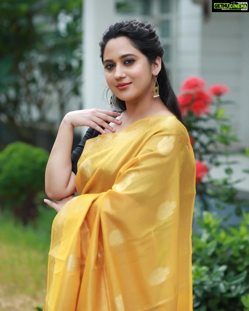 Miya George Instagram - 🌼🌼ഉത്രാടദിനാശംസകൾ 🌼🌼 saree @amyraonline MUA @femy_antony__ styling @sabarinathk_ 📸 @pranavraaaj