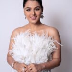 Monal Gajjar Instagram – “Chaand jab aadha ho jaave hai na, 
toh bhi chaand hi kehlaave hai.”⚪️🧿

💄:- @aanalsavaliya 
👗 @dvfashionstudio 
📸. @vishaljoshi0501 

#vintage #love #ishq #ootd #style #actor #black&white 
#monalgajar #imqueen👸🏻👑 India