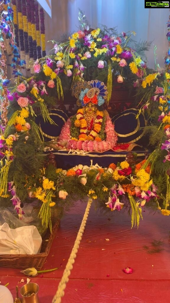 Monal Gajjar Instagram - “Capturing the divine vibes of Janmashtami 🌟🙏 #JanmashtamiDarshan #SpiritualMoments #love #KrishnaLove” #jaishrikrishna Radhe Krishna Temple - Bhadaj..