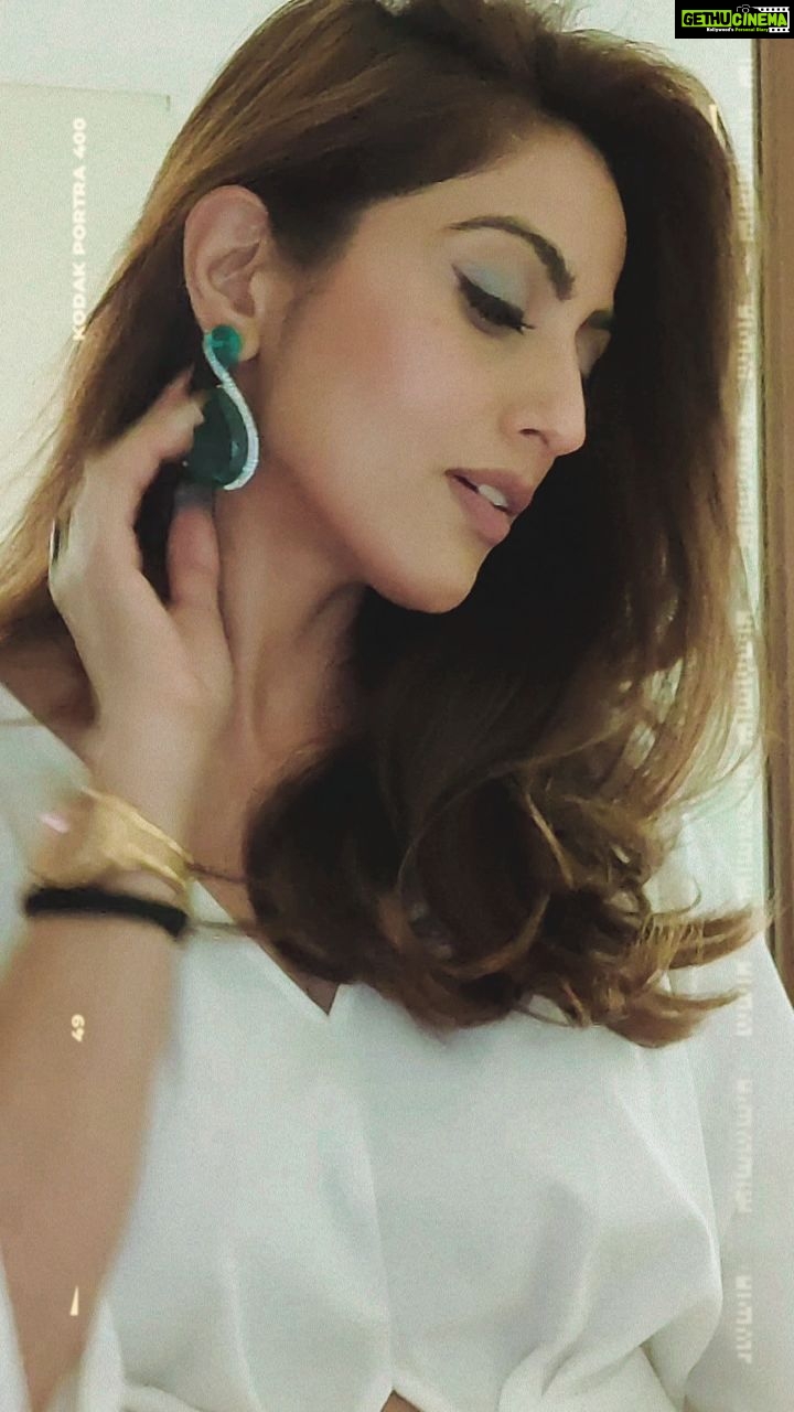 Monica Khanna Instagram - Be YOUNG 🌻 Be DOPE💛 Be PROUD🌞 WEARING -@studio6jewels #transitionreels #transition #lifestyle #lifestyleblogger #trending #savage #trendingsongs #trending #messy #kolkata #kolkataevent #white #strongwomen #love #event #jewelry #instagood #instagram #reelsinstagram #picture #photographylovers #trending