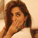 Monica Khanna Instagram - When you just want to SHOW OFF your jewellery ❤️ Do CONCENTRATE on it😜😜😜 Jewellery -@studio6jewels (thankyou for this absolutely stunning piece of jewelry ) ❤️😍 Always always on point💛 #savage #trendingsongs #trending #messy #kolkata #kolkataevent #white #strongwomen #love #event #jewelry #instagood #instagram #reelsinstagram #picture #photography Fairfield by Marriott Kolkata