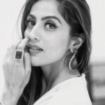 Monica Khanna Instagram - An ENDING is followed by a BEGINNING 💛 JEWELLERY BY -@studio6jewels #savage #trendingsongs #trending #messy #kolkata #kolkataevent #white #strongwomen #love #event #jewelry #instagood #instagram #reelsinstagram #picture #photography
