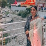 Monica Khanna Instagram - राम सिया राम सिया राम जय जय राम। जय हो। @nitin_tintin10 @sharadmalhotra009 #kaichidham #neemkarolibaba #darshan #nainital #gratitude #jaibajrangbali #jaishreeram #spritual #sprituality #love #life #laughter #trendingpost #video #trending #saree #loveforsaree #indian #indainattire Neem Karoli Baba