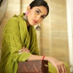 Monica Khanna Instagram - समंदर समेटे बैठी है ये निगाहें बेजुबान बहुत बहुत शुक्रिया @thecraftroot @jerrypundkar #trending #trendingreels #viralvideos #viral #green #saree #shayari #gulzar #fashion #style #photo #photography #fashionphotography #bekind #begood #reelsinstagram #instareels #trendingsongs #suit #salwarkameez #indianattire #indianness #indian #gajra #handbags #brownbalayage #slingbag