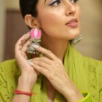 Monica Khanna Instagram - नज़र से नजरिए का, स्पर्श से नीयत का, भाषा से भाव का, बहस से ज्ञान का, और व्यवहार से संस्कार का पता चल ही जाता है।। @jerrypundkar @shilpihandicrafts #trending #trendingreels #viralvideos #viral #green #saree #shayari #gulzar #fashion #style #photo #photography #fashionphotography #bekind #begood #reelsinstagram #instareels #trendingsongs #suit #salwarkameez #indianattire #indianness #indian #gajra