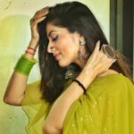 Monica Khanna Instagram – बस यूंही ।।

@swadeshi_shringaar 
@jerrypundkar

#trending #trendingreels #viralvideos #viral #green #saree #shayari #gulzar #fashion #style #photo #photography #fashionphotography #bekind #begood #reelsinstagram #instareels #trendingsongs