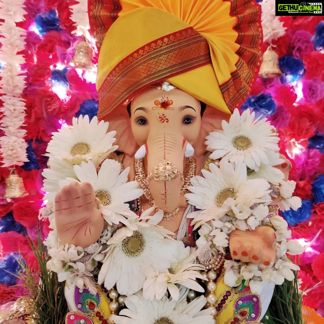 Monica Khanna Instagram - प्रातः स्मरामि गणनाथमनाथबन्धुं सिन्दूरपूरपरिशोभितगण्डयुगमम् उद्दण्डविघ्नपरिखण्डनचण्डदण्ड माखण्डलादिसुरनायकवृन्दवन्द्यम् ॥ Darshan Day 5 #ganapati #ganeshchaturthi #ganesh #aarti #bappa #bappamorya #day5 #gratitude #majhabappa #happiness #gannu #gampu #gannubappa😘 #yellow #yellowfeta #yellow #whiteday Mumbai, Maharashtra