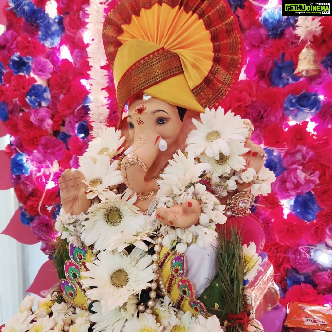 Monica Khanna Instagram - प्रातः स्मरामि गणनाथमनाथबन्धुं सिन्दूरपूरपरिशोभितगण्डयुगमम् उद्दण्डविघ्नपरिखण्डनचण्डदण्ड माखण्डलादिसुरनायकवृन्दवन्द्यम् ॥ Darshan Day 5 #ganapati #ganeshchaturthi #ganesh #aarti #bappa #bappamorya #day5 #gratitude #majhabappa #happiness #gannu #gampu #gannubappa😘 #yellow #yellowfeta #yellow #whiteday Mumbai, Maharashtra