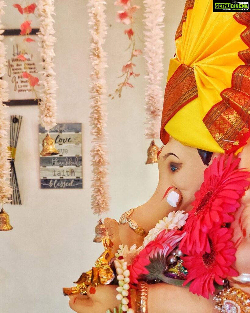 Monica Khanna Instagram - विघ्नेश्वराय वरदाय सुरप्रियाय लम्बोदराय सकलाय जगद्धितायं। ... Darshan day 2 #ganapati #ganeshchaturthi #ganesh #aarti #bappa #bappamorya #day2 #gratitude #majhabappa #happiness #gannu #gampu #gannubappa😘 #yellow #yellowfeta Mumbai - मुंबई