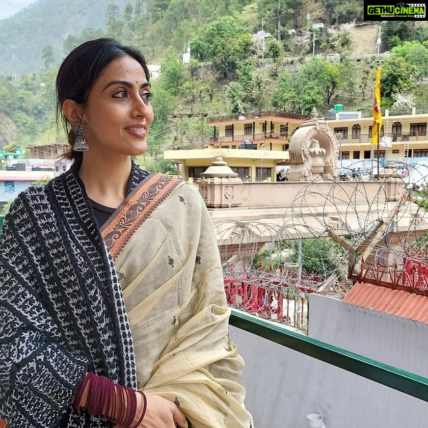 Monica Khanna Instagram - राम सिया राम सिया राम जय जय राम। जय हो। @nitin_tintin10 @sharadmalhotra009 #kaichidham #neemkarolibaba #darshan #nainital #gratitude #jaibajrangbali #jaishreeram #spritual #sprituality #love #life #laughter #trendingpost #video #trending #saree #loveforsaree #indian #indainattire Neem Karoli Baba
