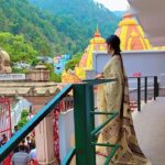Monica Khanna Instagram - राम सिया राम सिया राम जय जय राम। जय हो। @nitin_tintin10 @sharadmalhotra009 #kaichidham #neemkarolibaba #darshan #nainital #gratitude #jaibajrangbali #jaishreeram #spritual #sprituality #love #life #laughter #trendingpost #video #trending #saree #loveforsaree #indian #indainattire Neem Karoli Baba