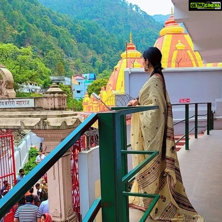 Monica Khanna Instagram - राम सिया राम सिया राम जय जय राम। जय हो। @nitin_tintin10 @sharadmalhotra009 #kaichidham #neemkarolibaba #darshan #nainital #gratitude #jaibajrangbali #jaishreeram #spritual #sprituality #love #life #laughter #trendingpost #video #trending #saree #loveforsaree #indian #indainattire Neem Karoli Baba