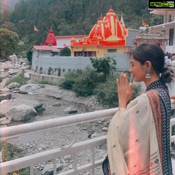Monica Khanna Instagram - राम सिया राम सिया राम जय जय राम। जय हो। @nitin_tintin10 @sharadmalhotra009 #kaichidham #neemkarolibaba #darshan #nainital #gratitude #jaibajrangbali #jaishreeram #spritual #sprituality #love #life #laughter #trendingpost #video #trending #saree #loveforsaree #indian #indainattire Neem Karoli Baba