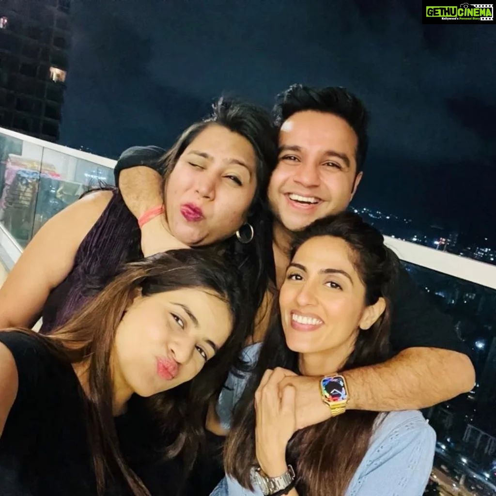 Monica Khanna Instagram - मेरी जीत तेरी जीत तेरी हार मेरी हार सुन ऐ मेरे यार तेरा ग़म मेरा ग़म मेरी जान तेरी जान ऐसा अपना प्यार ज़ान पे भी खेलेंगे तेरे लिये ले लेंगे सबसे दुश्मनी।।।।🧿🧿🧿🧿 #friendship #friendshipforever #chaaryaar #dosti #love #pictureforever #togetherforever