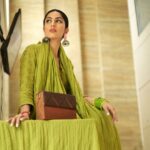 Monica Khanna Instagram - समंदर समेटे बैठी है ये निगाहें बेजुबान बहुत बहुत शुक्रिया @thecraftroot @jerrypundkar #trending #trendingreels #viralvideos #viral #green #saree #shayari #gulzar #fashion #style #photo #photography #fashionphotography #bekind #begood #reelsinstagram #instareels #trendingsongs #suit #salwarkameez #indianattire #indianness #indian #gajra #handbags #brownbalayage #slingbag