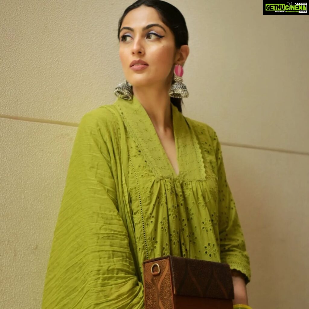 Monica Khanna Instagram - समंदर समेटे बैठी है ये निगाहें बेजुबान बहुत बहुत शुक्रिया @thecraftroot @jerrypundkar #trending #trendingreels #viralvideos #viral #green #saree #shayari #gulzar #fashion #style #photo #photography #fashionphotography #bekind #begood #reelsinstagram #instareels #trendingsongs #suit #salwarkameez #indianattire #indianness #indian #gajra #handbags #brownbalayage #slingbag