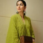 Monica Khanna Instagram - समंदर समेटे बैठी है ये निगाहें बेजुबान बहुत बहुत शुक्रिया @thecraftroot @jerrypundkar #trending #trendingreels #viralvideos #viral #green #saree #shayari #gulzar #fashion #style #photo #photography #fashionphotography #bekind #begood #reelsinstagram #instareels #trendingsongs #suit #salwarkameez #indianattire #indianness #indian #gajra #handbags #brownbalayage #slingbag