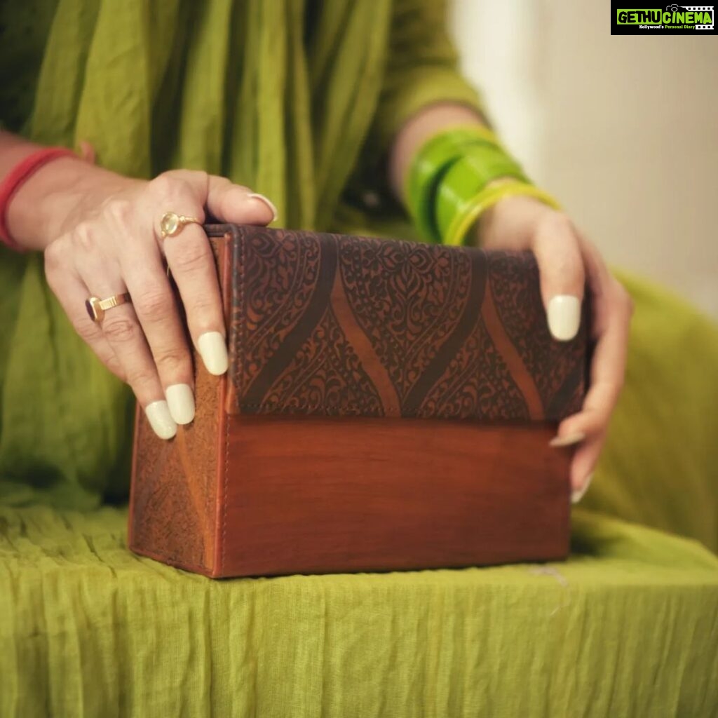 Monica Khanna Instagram - समंदर समेटे बैठी है ये निगाहें बेजुबान बहुत बहुत शुक्रिया @thecraftroot @jerrypundkar #trending #trendingreels #viralvideos #viral #green #saree #shayari #gulzar #fashion #style #photo #photography #fashionphotography #bekind #begood #reelsinstagram #instareels #trendingsongs #suit #salwarkameez #indianattire #indianness #indian #gajra #handbags #brownbalayage #slingbag