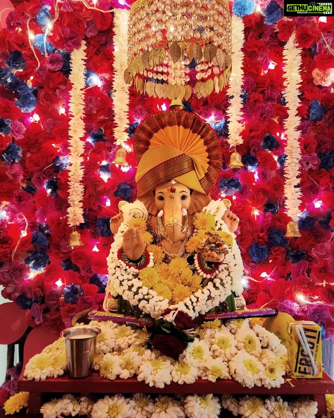 Monica Khanna Instagram - अमेयाय च हेरम्ब परशुधारकाय ते । मूषक वाहनायैव विश्वेशाय नमो नमः ॥ Darshan Day 7 #ganapati #ganeshchaturthi #ganesh #aarti #bappa #bappamorya #day7 #gratitude #majhabappa #happiness #gannu #gampu #gannubappa😘 #yellow #yellowfeta #yellow #whiteday