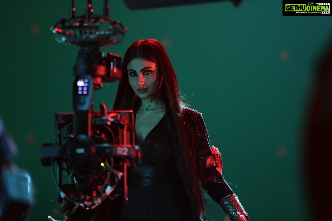 Mouni Roy Instagram - 🎬 A year of Brahamastra! 💫 the memories made in the journey of this film will forever be etched in my heart, Junoon ll always be close to my heart♥️