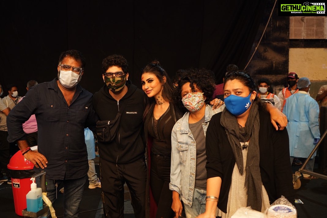Mouni Roy Instagram - 🎬 A year of Brahamastra! 💫 the memories made in the journey of this film will forever be etched in my heart, Junoon ll always be close to my heart♥️