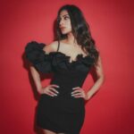Mouni Roy Instagram - LBD 🌚 By @jacquemus 👠 @ysl Hair @chettiarqueensly Make up by 🙋🏻‍♀️ 📸 @amannagoshe