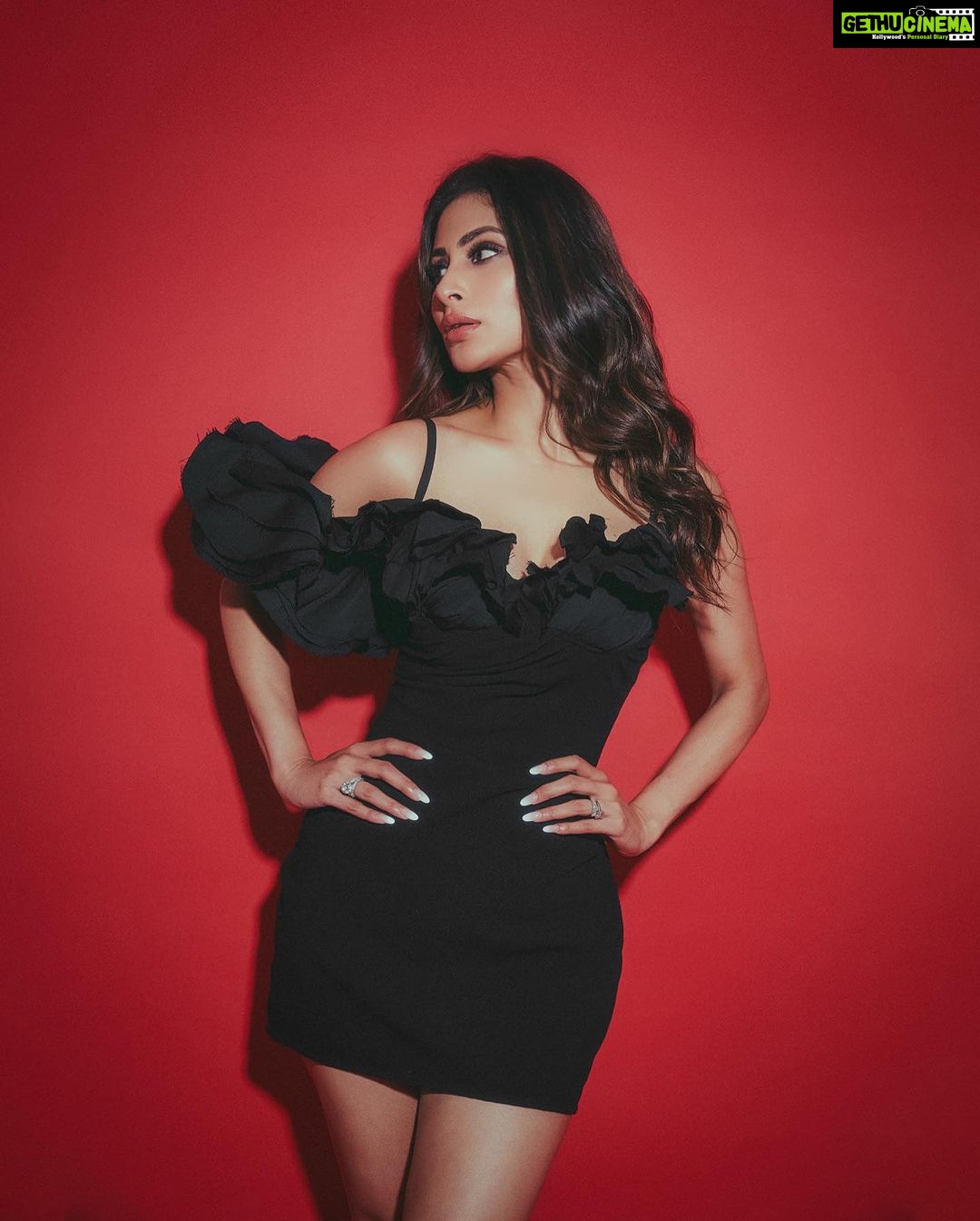 Mouni Roy Instagram - LBD 🌚 By @jacquemus 👠 @ysl Hair @chettiarqueensly Make up by 🙋🏻♀️ 📸 @amannagoshe