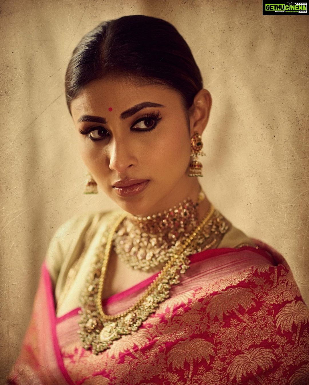 Mouni Roy Instagram - Lover of the classics ♥️ @raw_mango x @jadaujewellerybyfalgunimehta Styled by @manekaharisinghani With @chintan_shah08 Hair @chettiarqueensly Make up @chettiaralbert 📸 @gohil_jeet Mumbai, Maharashtra