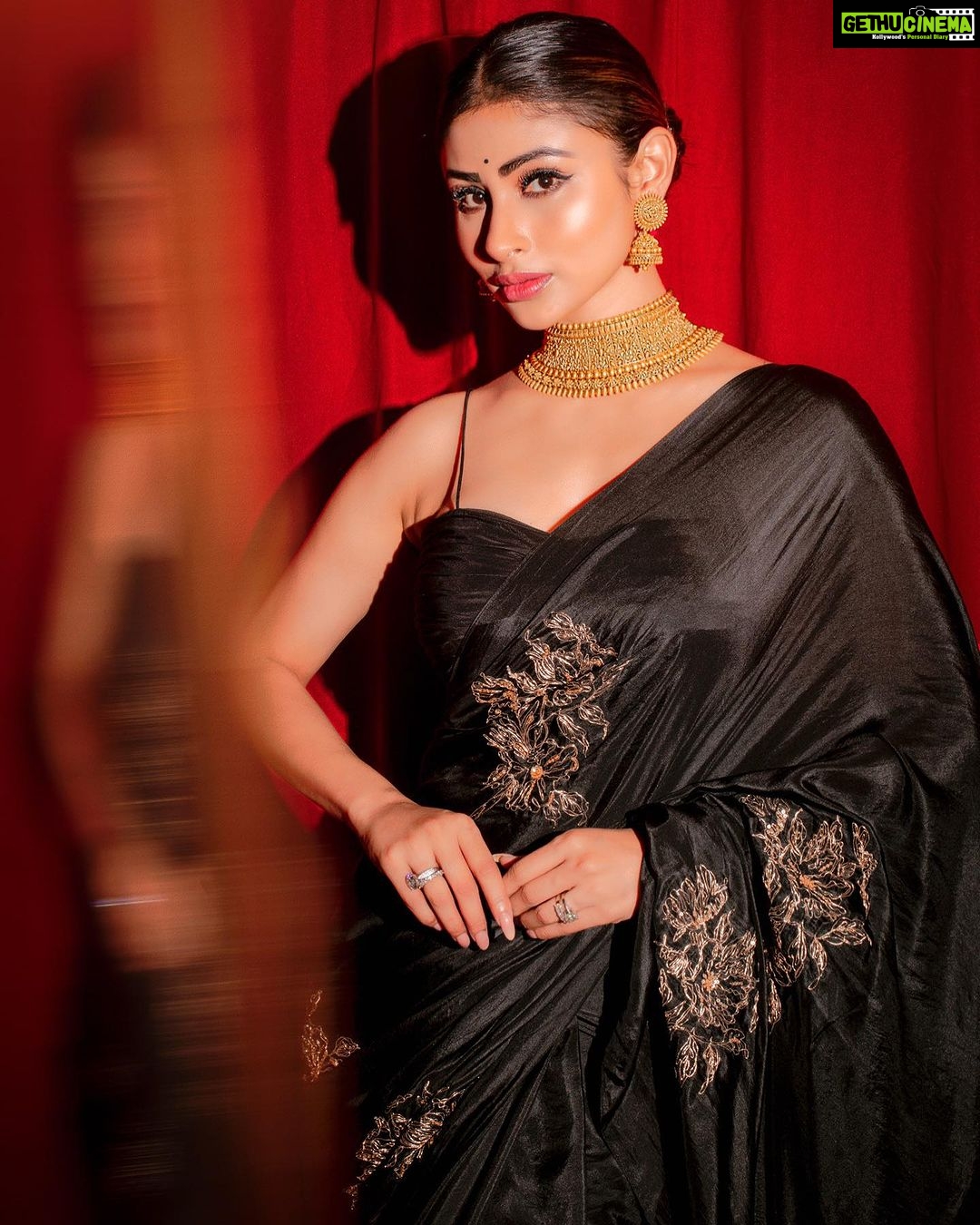 Mouni Roy Instagram - A Saree girl forever • • • Wearing - @auruhfy Jewellery- @anmoljewellers Styled by- @rishika_devnani assisted by- @stylebyvanshika Hair- @chettiarqueensly Makeup @mukeshpatilmakeup Captured by- @anirban_bhattacharya_phtgr