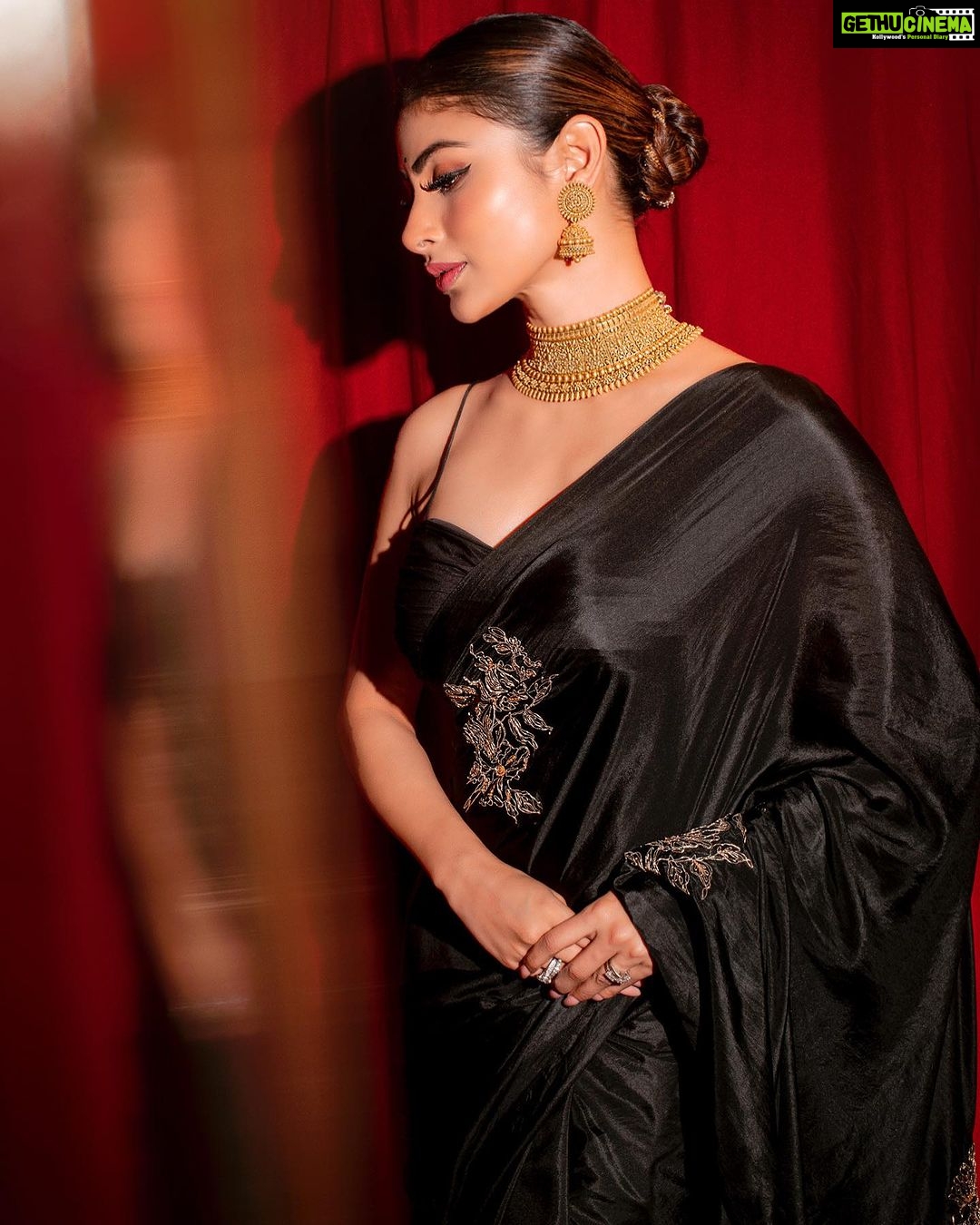 Mouni Roy Instagram - A Saree girl forever • • • Wearing - @auruhfy Jewellery- @anmoljewellers Styled by- @rishika_devnani assisted by- @stylebyvanshika Hair- @chettiarqueensly Makeup @mukeshpatilmakeup Captured by- @anirban_bhattacharya_phtgr