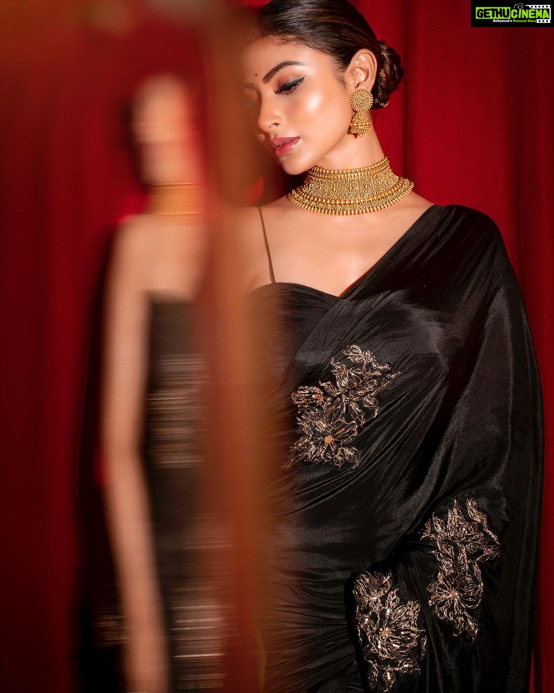 Mouni Roy Instagram - A Saree girl forever • • • Wearing - @auruhfy Jewellery- @anmoljewellers Styled by- @rishika_devnani assisted by- @stylebyvanshika Hair- @chettiarqueensly Makeup @mukeshpatilmakeup Captured by- @anirban_bhattacharya_phtgr