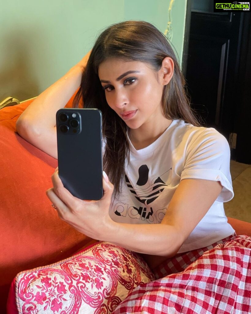 Mouni Roy Instagram - The i in the iPhone has a completely new meaning 🇮🇳 #iphone15pro