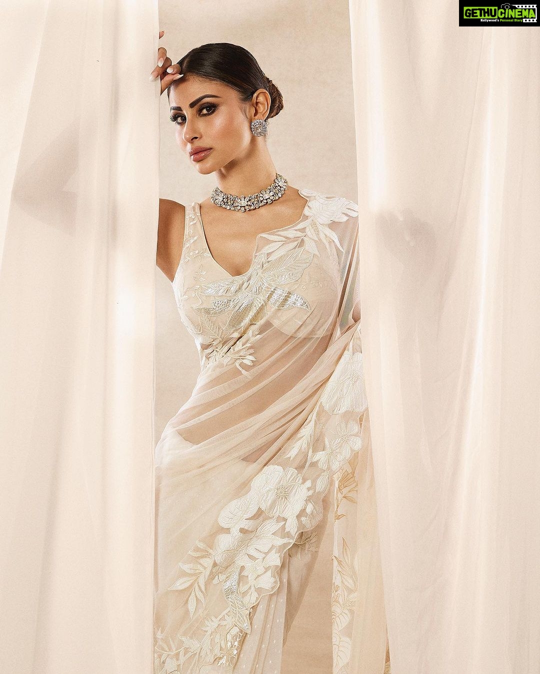Mouni Roy Instagram - My front row cliché 🤍 #ASareeGirlForever • • • Dressed in @rohitbalofficial Jewels @anmoljewellers Rings @narayanjewels Styled by @manekaharisinghani Hair by @hairbysharda Make up by @chettiaralbert Shot by @trishasarang