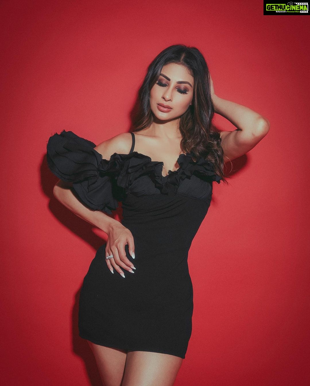 Mouni Roy Instagram - LBD 🌚 By @jacquemus 👠 @ysl Hair @chettiarqueensly Make up by 🙋🏻♀️ 📸 @amannagoshe