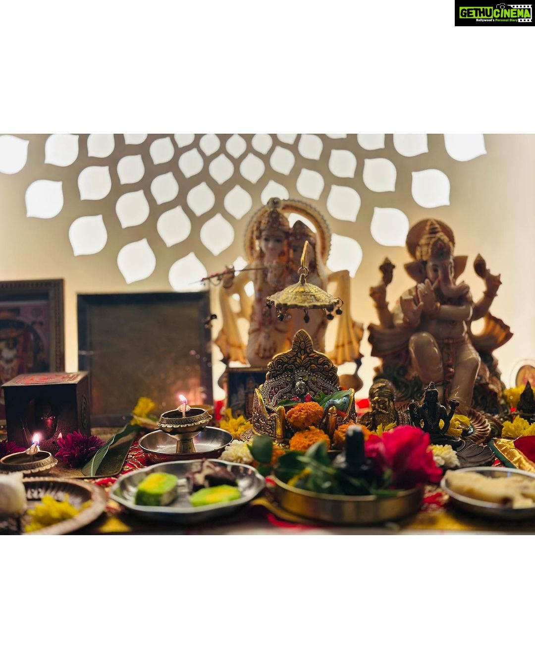 Mouni Roy Instagram - Happyyyy birthday to my Krishna 🦚🌞🌙🌟 happy janmashtami everyone ♥️ 1. My laddoo gopal 2. @anishavarma s laddoo gopal 3. @shivaani_malik_singh s laddoo gopal 🌸Sucha happy day today🌸 HARE KRISHNA HARI OM