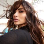 Mouni Roy Instagram - 30 sec buggy ride with @sashajairam 🐼 🏔️ #now Himachal Pradesh