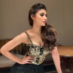 Mouni Roy Instagram – Dance & all that jazz. It’s best when you improvise !