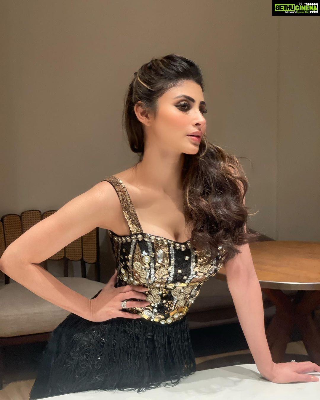 Mouni Roy Instagram - Dance & all that jazz. It’s best when you improvise !