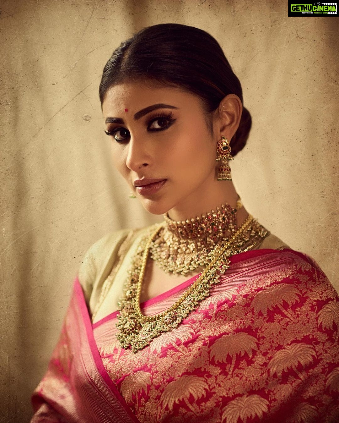 Mouni Roy Instagram - Lover of the classics ♥️ @raw_mango x @jadaujewellerybyfalgunimehta Styled by @manekaharisinghani With @chintan_shah08 Hair @chettiarqueensly Make up @chettiaralbert 📸 @gohil_jeet Mumbai, Maharashtra